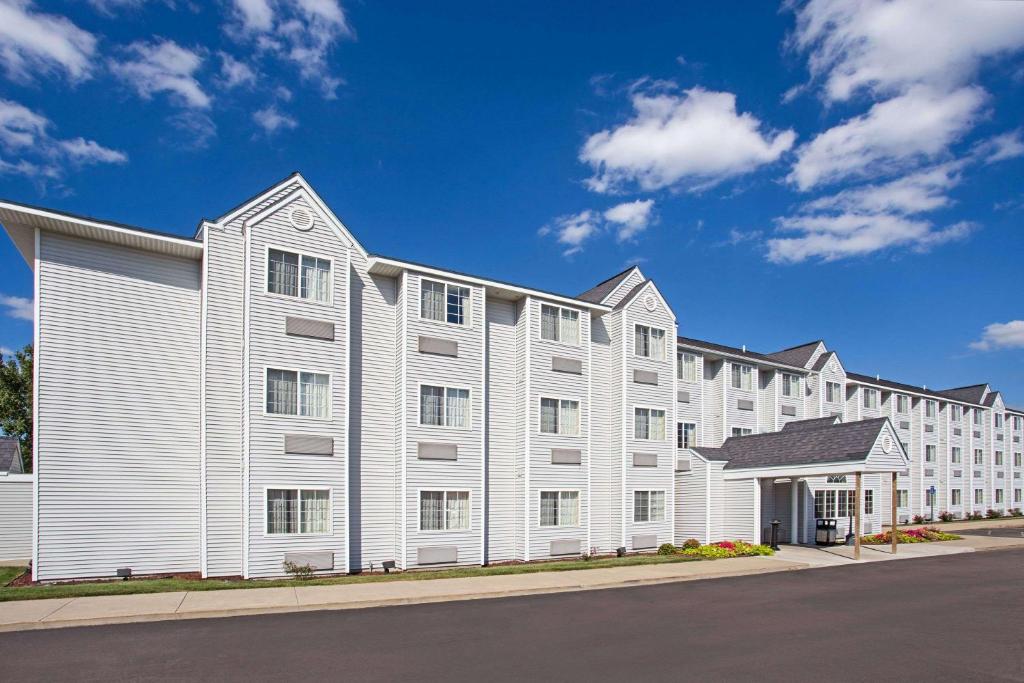 Microtel Inn & Suites by Wyndham Holland image