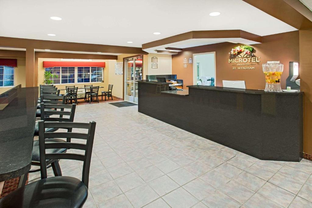 Microtel Inn & Suites by Wyndham Holland photo 2