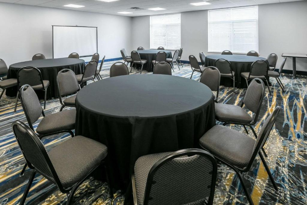 Wingate by Wyndham Dallas Love Field photo 2