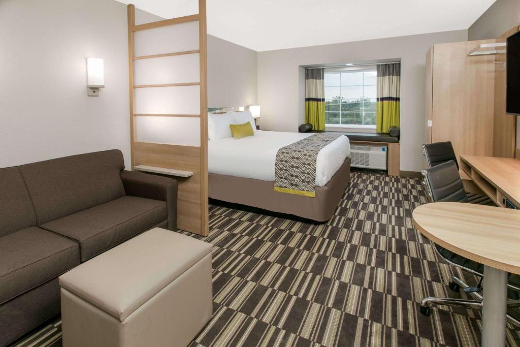 Microtel Inn & Suites by Wyndham Lubbock photo 2