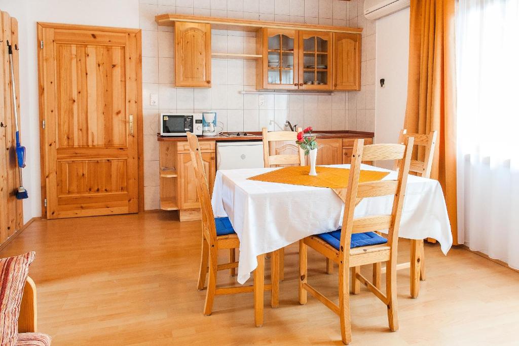 Семейный (Семейный номер (для 2 взрослых и 2 детей)), Takács Apartmanház