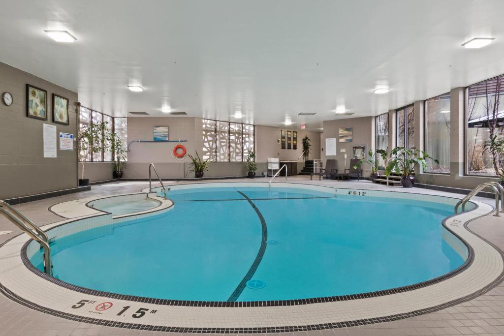 Best Western Premier Calgary Plaza Hotel & Conference Centre - Tap to explore photos