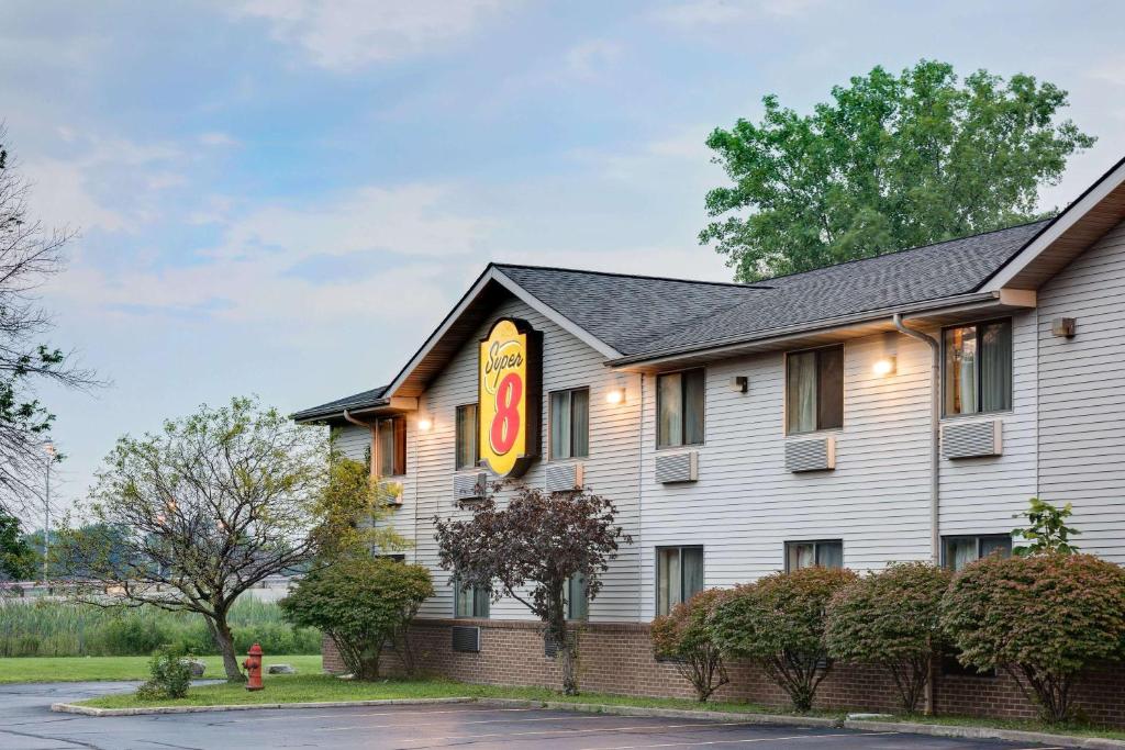 Super 8 by Wyndham Mentor/Cleveland Area image