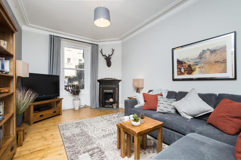 Beautiful, Traditional 2 Bedroom Main Door Flat - Tap to explore photos