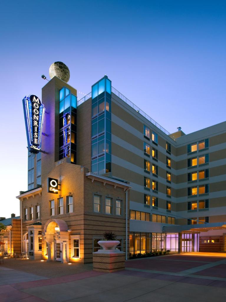 The Moonrise Hotel photo 2