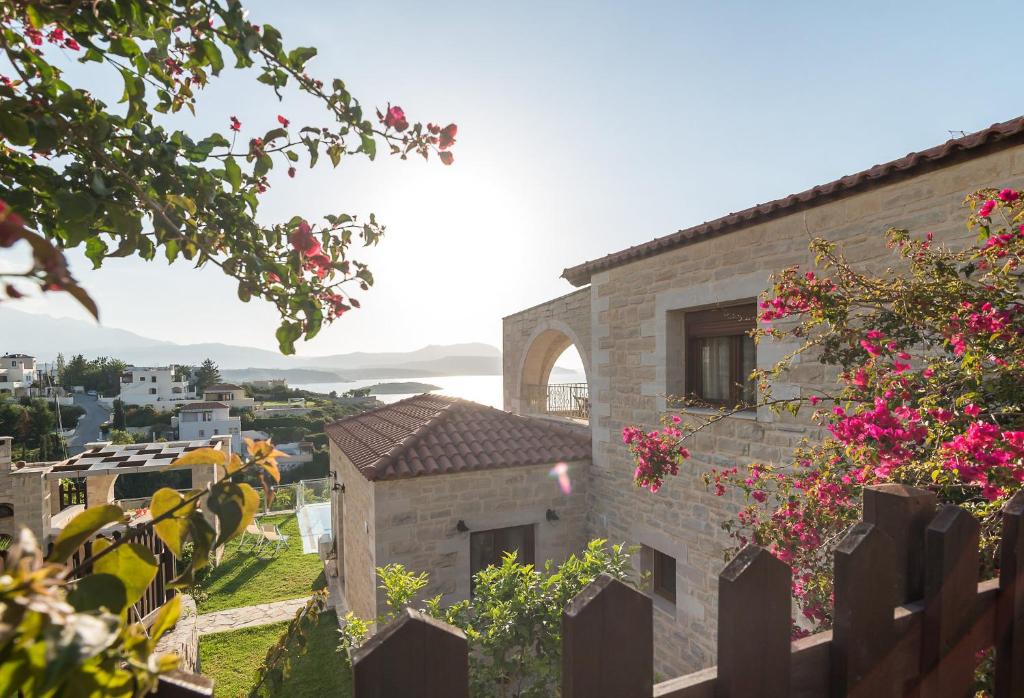 Hectoras Villa in Plaka BY APOKORONAS-VILLAS - Tap to explore photos