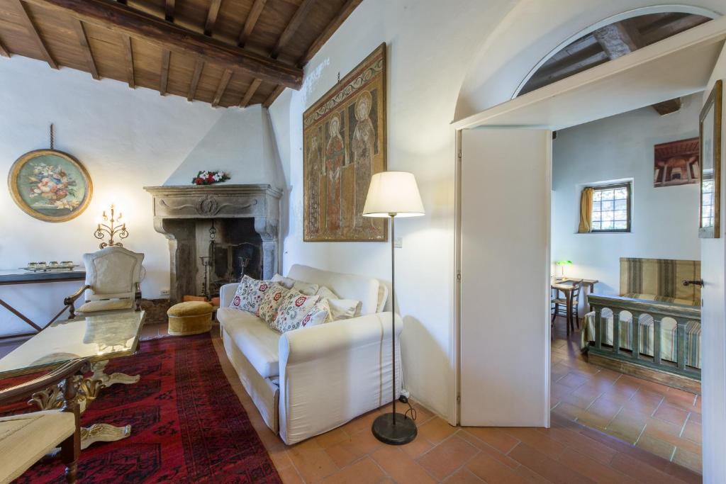 Villa in Private Estate,shared Pool,parking,3km to Ponte Vecchio - Tap to explore photos