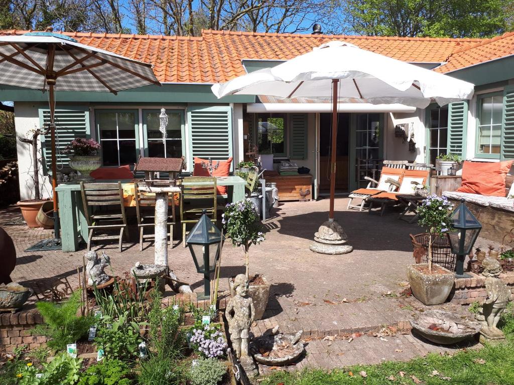Bungalow Prinsenhof 6 - Ouddorp private garden with fenced garden near the beach - not for companies photo 1