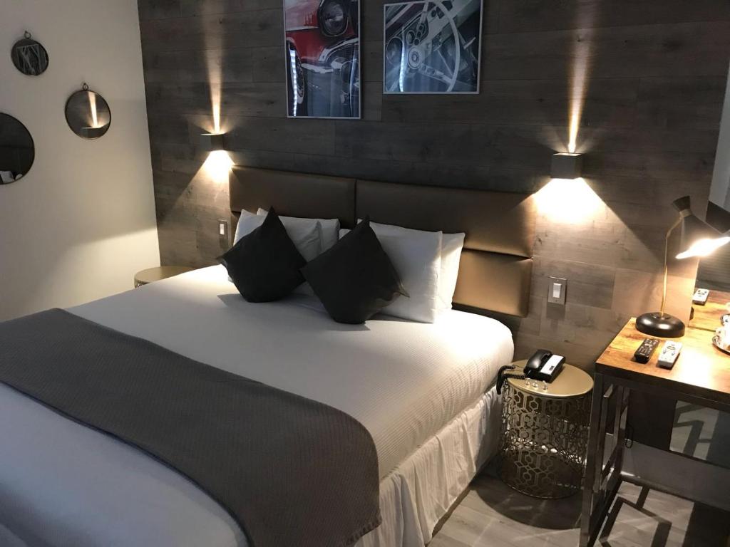 Двухместный (Улучшенный номер с кроватью размера «king-size»), Century Hotel
