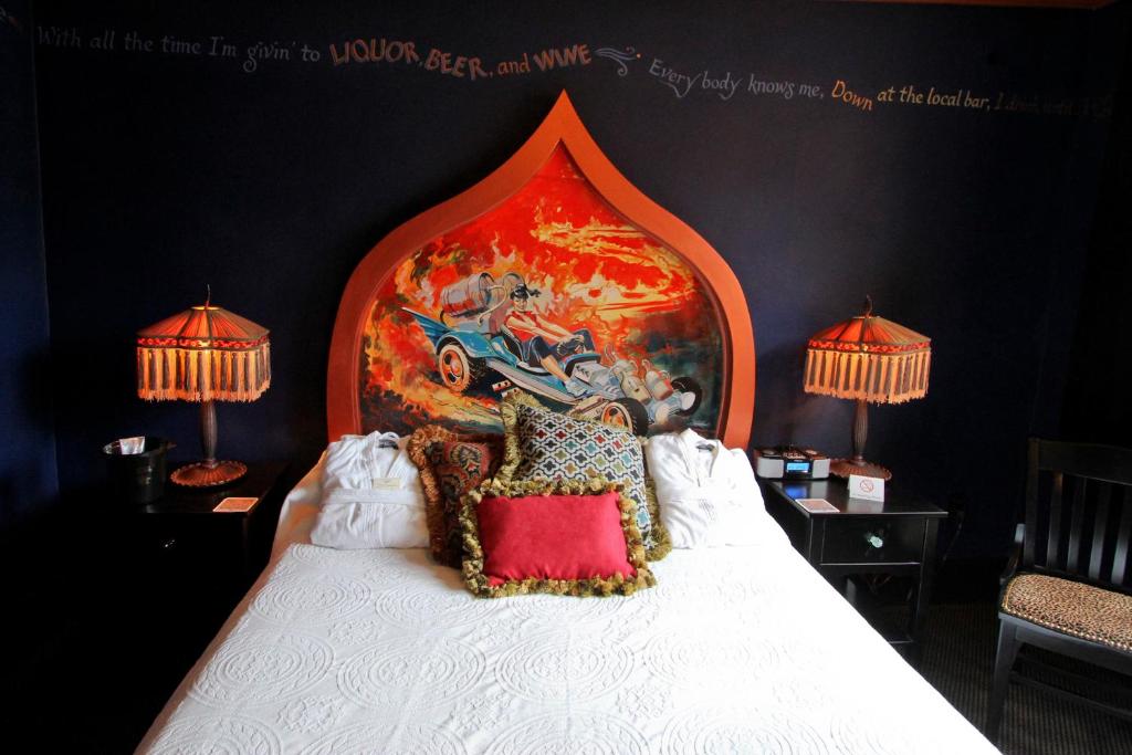 Двухместный (Номер с кроватью размера «queen-size» и общей ванной комнатой), McMenamins Crystal Hotel
