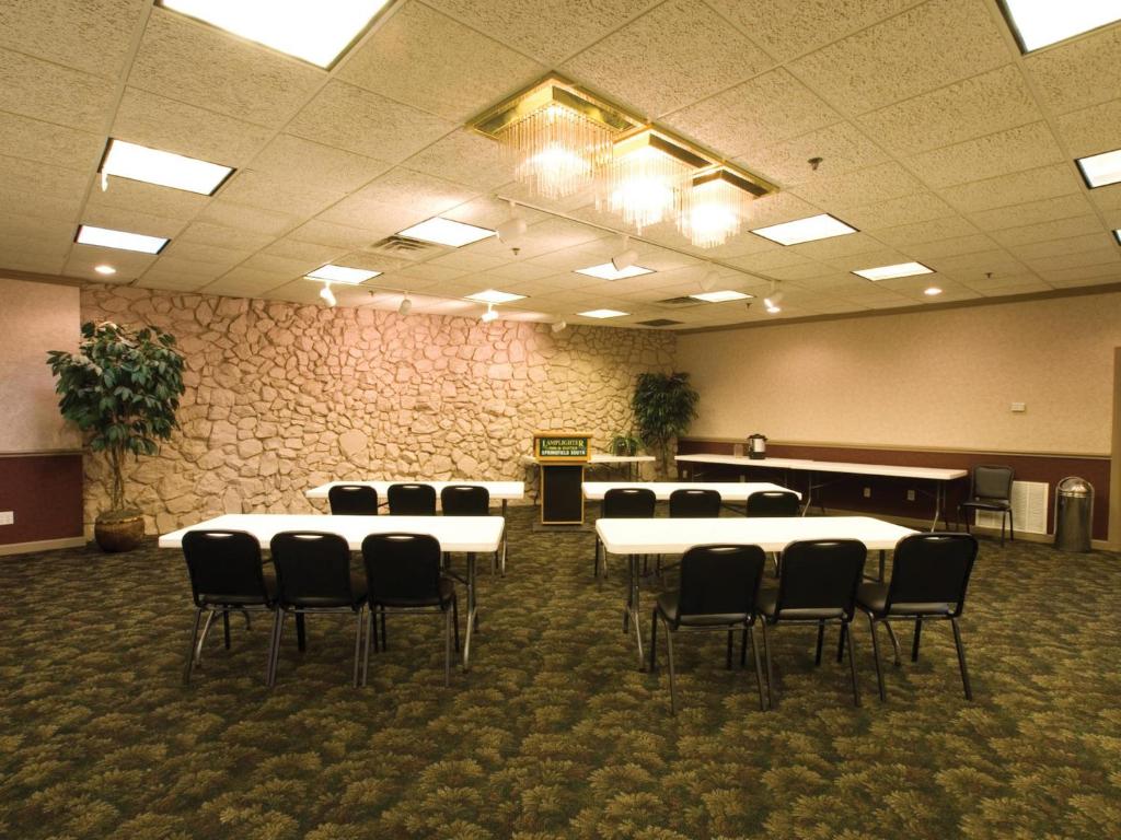 Lamplighter Inn-South photo 3