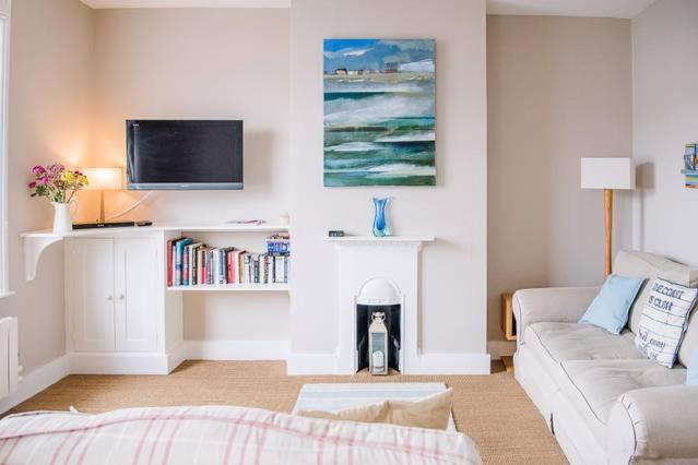 Serendipity, an apartment on the high street! photo 4