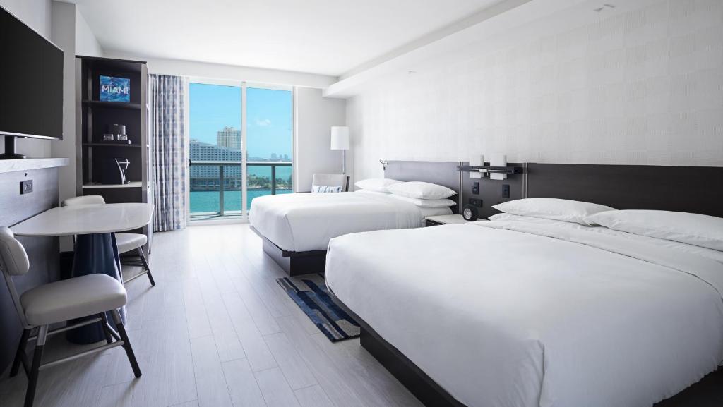 Четырехместный (Улучшенный номер с 2 кроватями размера «queen-size»), Hyatt Centric Brickell Miami