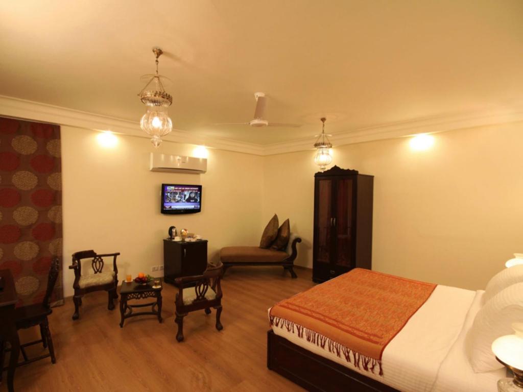 Двухместный (Standard Room with evening Ganga aarti at Dashashwamedh Ghat through the boat with the hotel compliment), Suryauday Haveli - An Amritara Resort