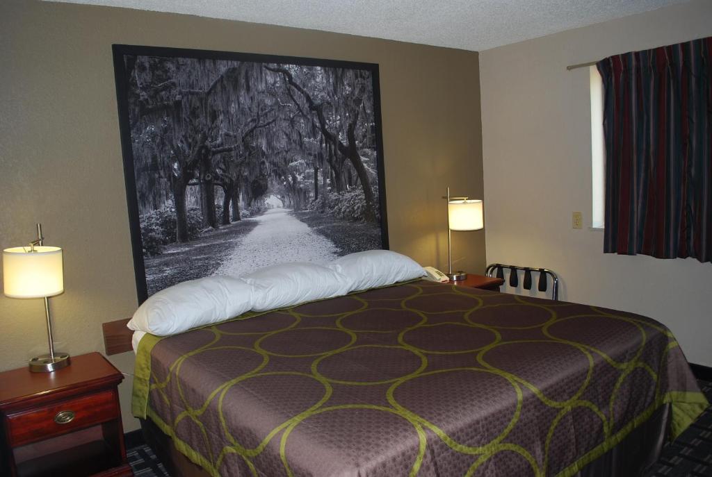 Super 8 by Wyndham Warner Robins photo 1