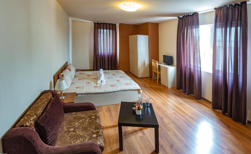 Hotel West photo 2