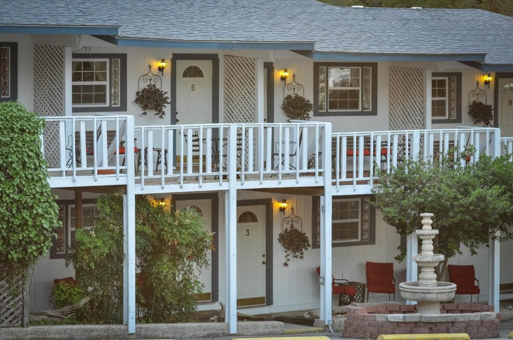 Holiday Lodge on Canyon Lake photo 2
