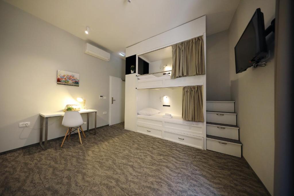 Семейный (Private Five-Bed Room with Shared Bathroom), Downtown Boutique Hostel