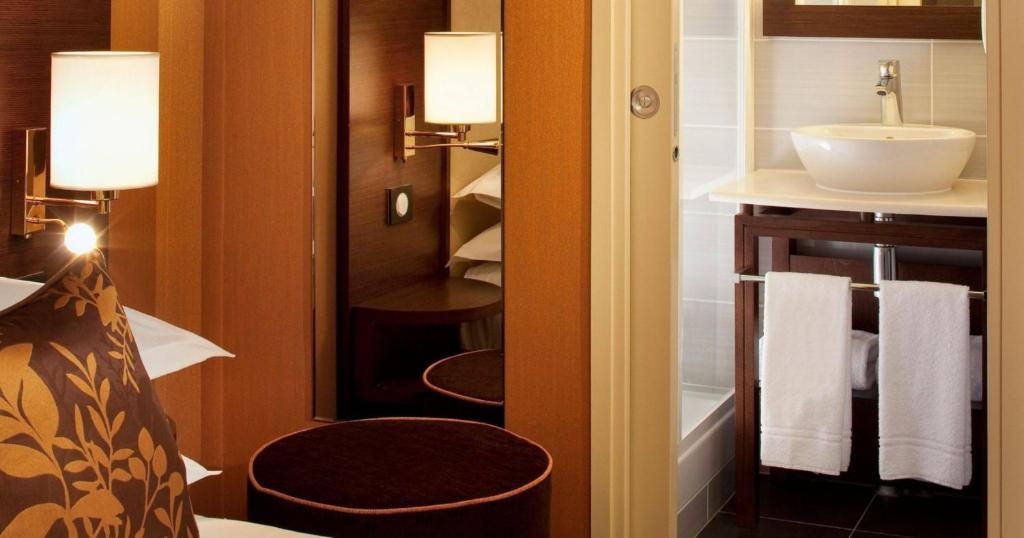Двухместный (Улучшенный двухместный номер с 1 кроватью), Hotel Saint Honore