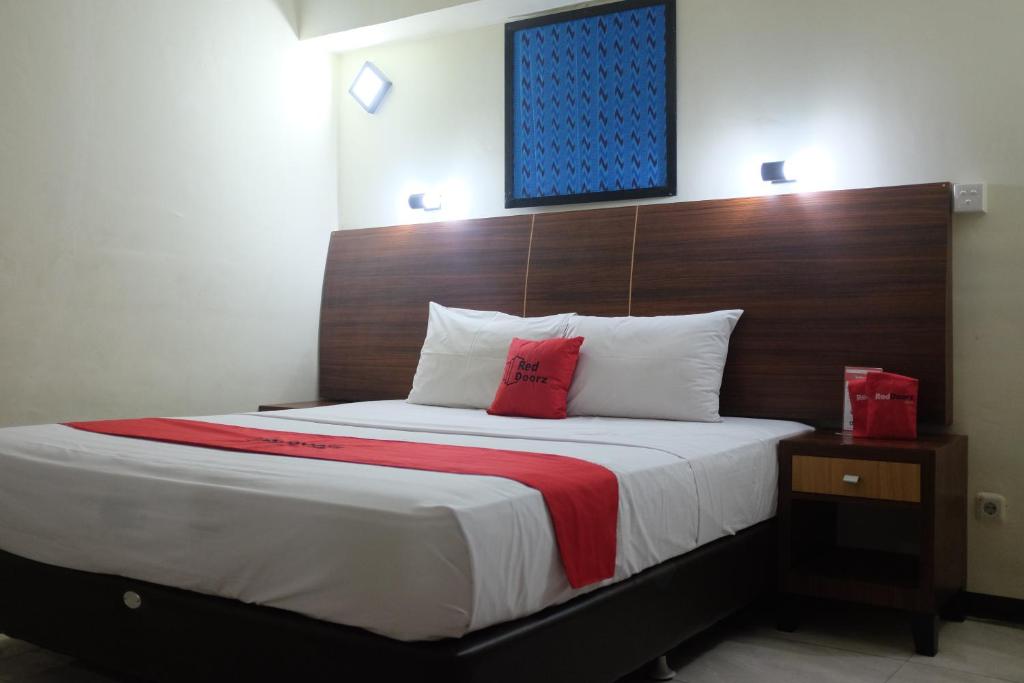 Двухместный (Двухместный номер с 1 кроватью), RedDoorz Plus near Senen