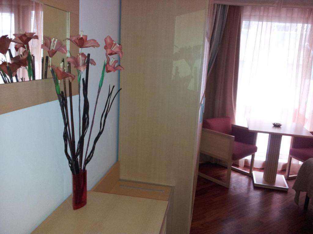 Catania Crossing B&B Rooms and Comforts - Tap to explore photos