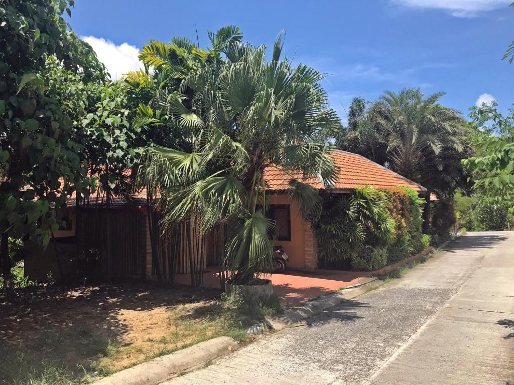 Tropical Hillside Villa photo 2