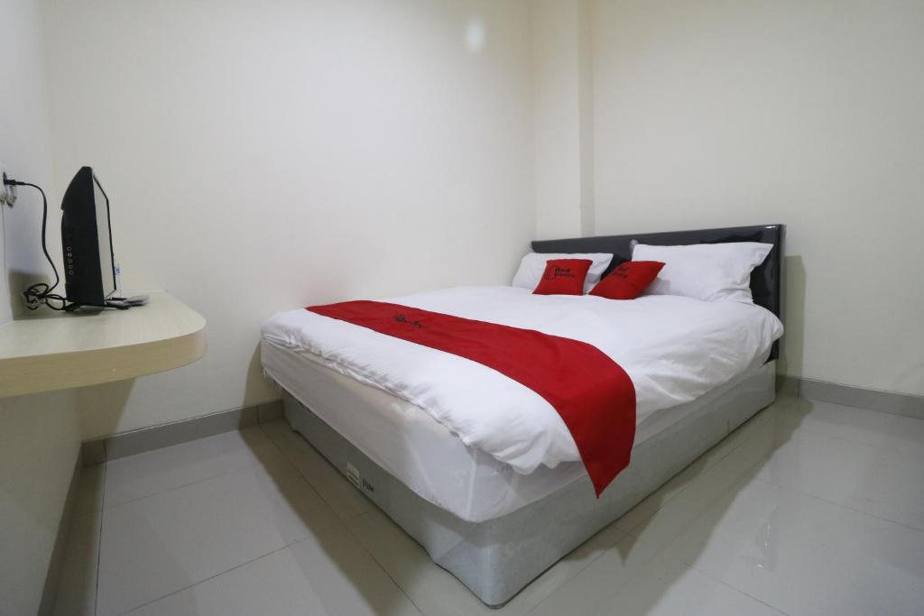 Двухместный (Двухместный номер с 1 кроватью), RedDoorz Plus near Mall Ciputra Jakarta