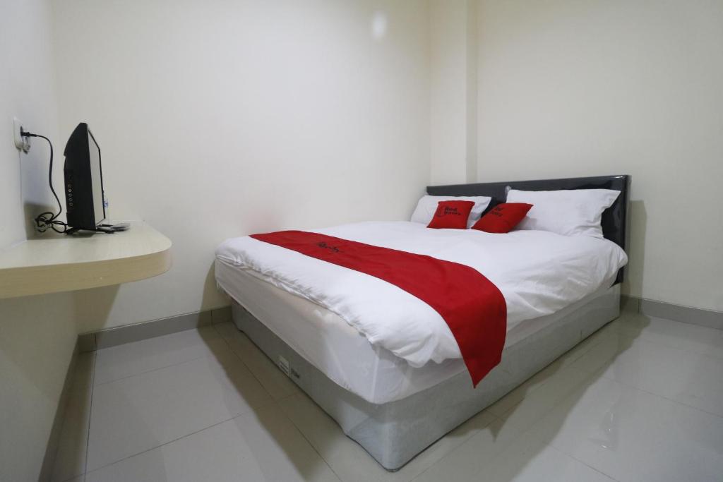 Двухместный (Двухместный номер с 1 кроватью), RedDoorz Plus near Mall Ciputra Jakarta
