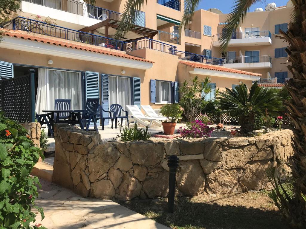Modern, pool-side 2 bedroomed apartment photo 1