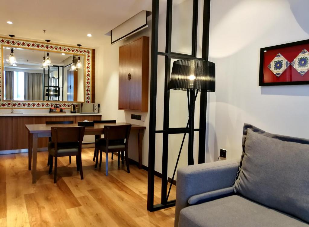 Сьюит (The Baroque Suite), M Summit 191 Executive Hotel Suites