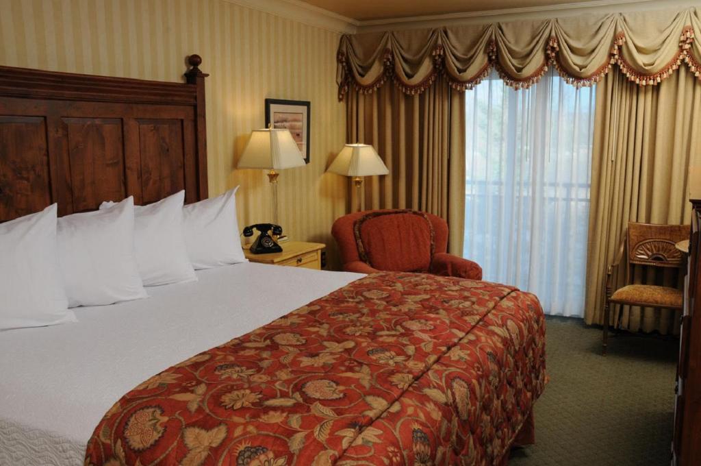 Pike's Waterfront Lodge Room Type - King Room