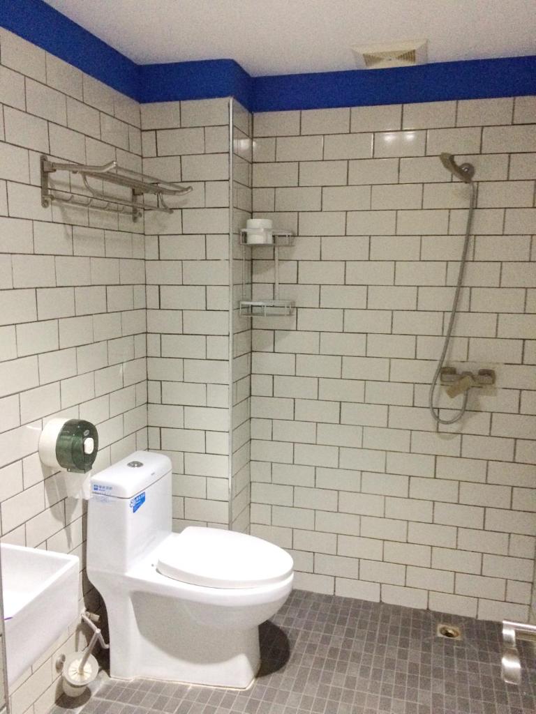 Номер (Bed in 4-Bed Male Dormitory Room (Chinese Citizens only)), Lazy Gaga Hostel Guangzhou