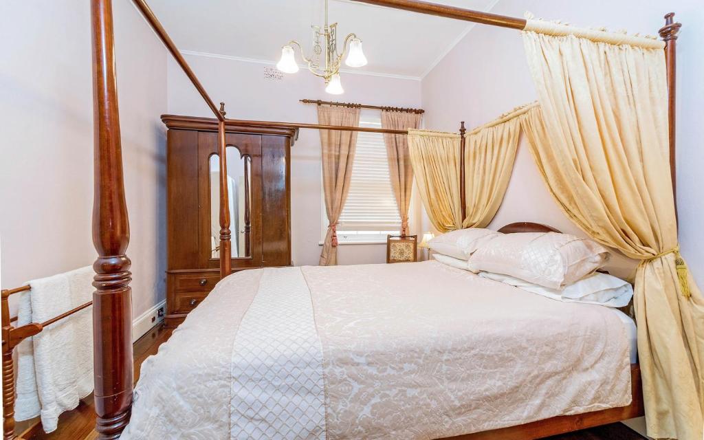 Azile 1875 Heritage Victorian Duplex photo 4