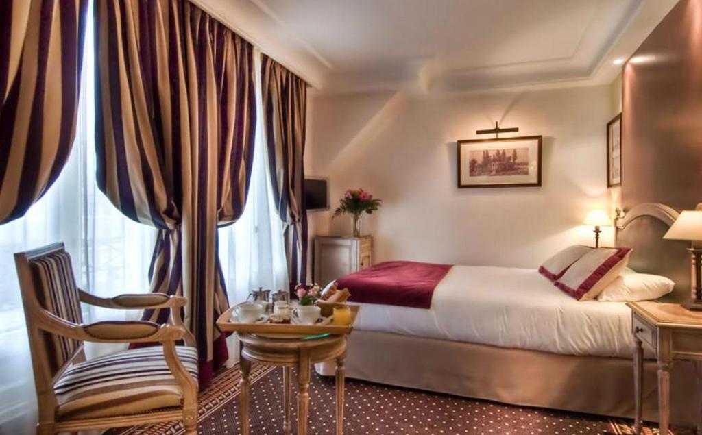 Двухместный (Улучшенный номер с кроватью размера «queen-size»), Best Western Premier Trocadero La Tour