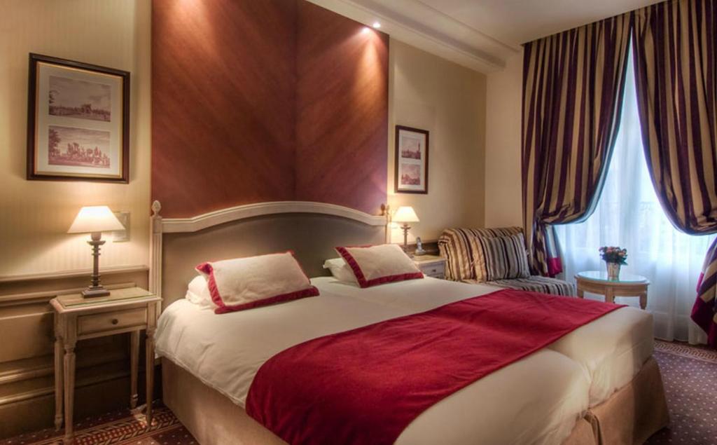 Трехместный (Улучшенный номер с кроватью размера «queen-size»), Best Western Premier Trocadero La Tour