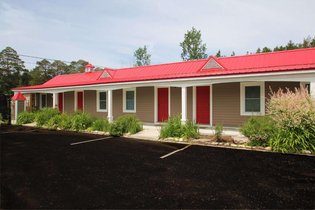 Mackinac Lake Trail Motel image