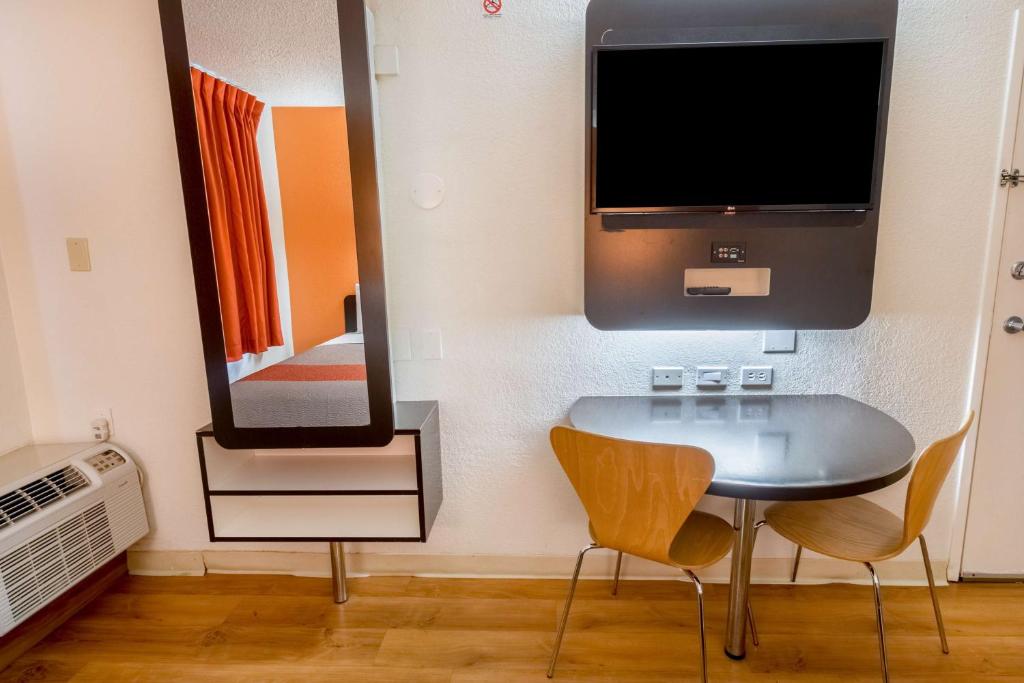 Motel 6-Irving, TX - DFW Airport North photo 2