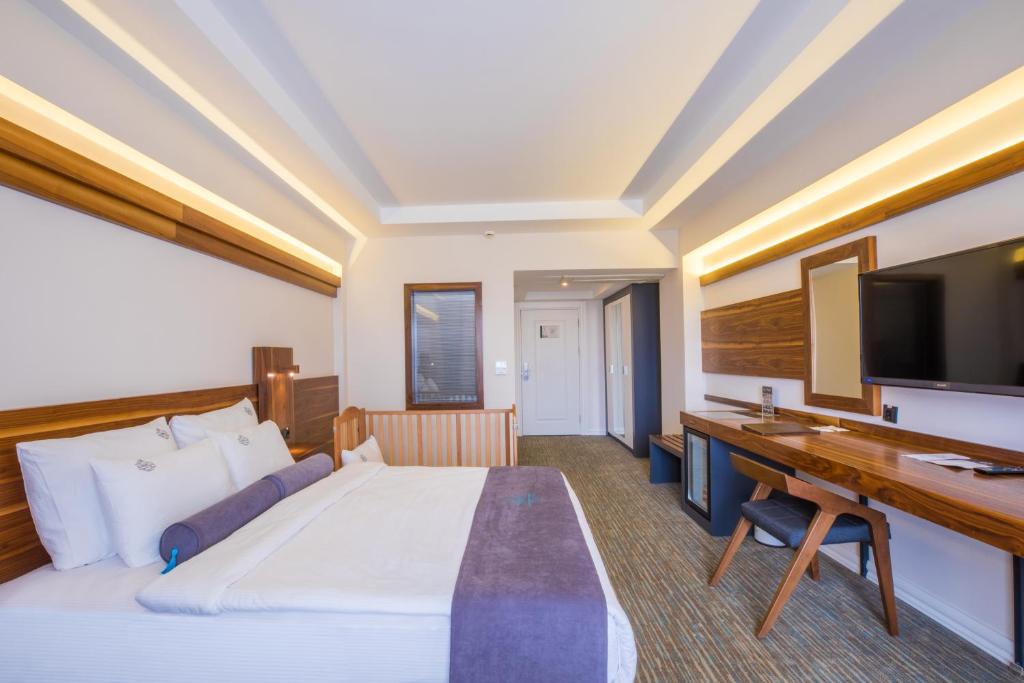 Karpalas City Hotel & Spa - Tap to explore photos