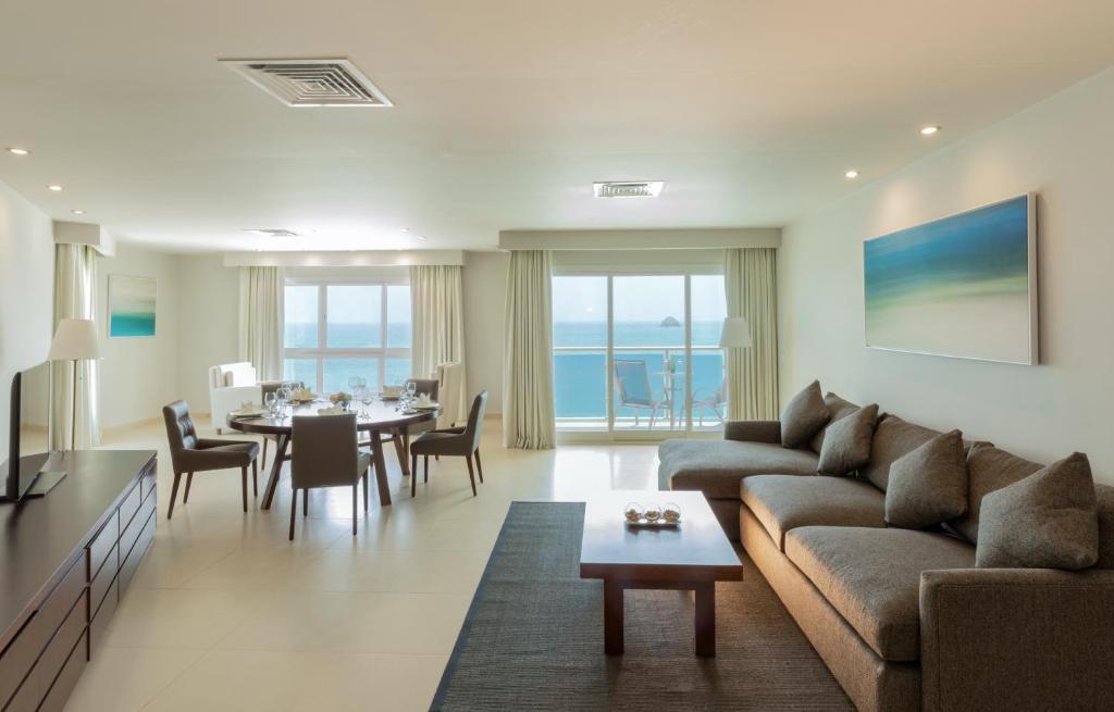 Сьюит (Люкс с 1 спальней и видом на океан), Курортный отель Radisson Blu Resort, Fujairah