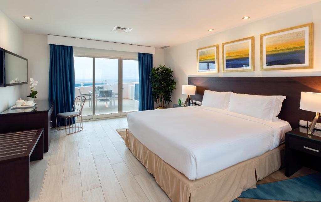Сьюит (Гранд-Люкс с видом на океан), Курортный отель Radisson Blu Resort, Fujairah