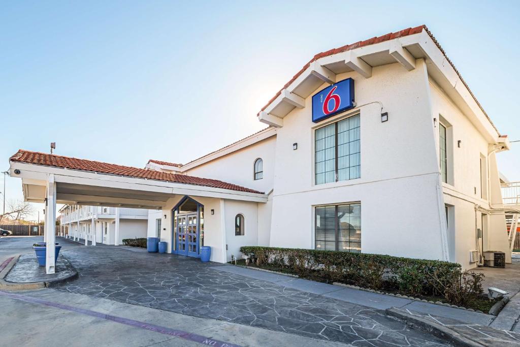 Motel 6 Grand Prairie, TX - Interstate 30 image