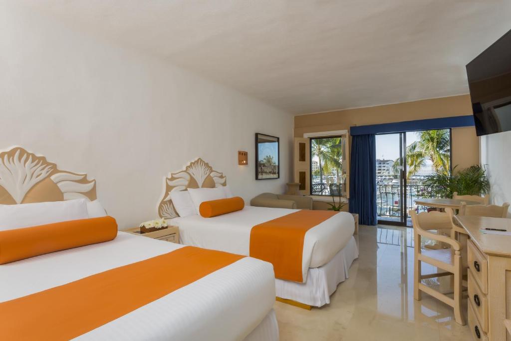 Двухместный (Двухместный номер с 2 отдельными кроватями и окном), Flamingo Vallarta Hotel & Marina