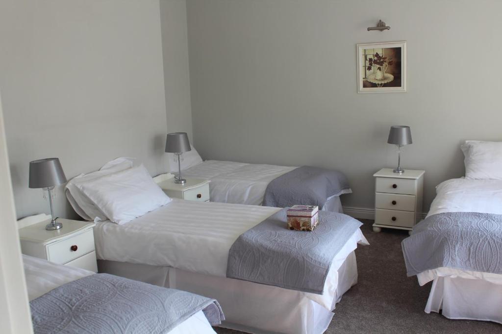 5 mins walk to Carrick - Sleeps 12 - Off road parking - Modern house photo 1