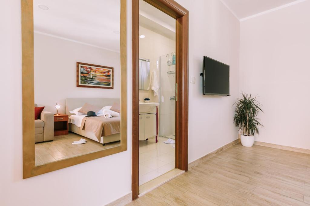 Апартаменты (Апартаменты-студио с террасой и видом на море), City Apartments