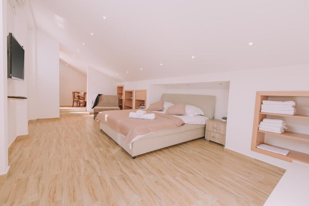 Студио (Номер-студио (для 2 взрослых и 1 ребенка)), City Apartments