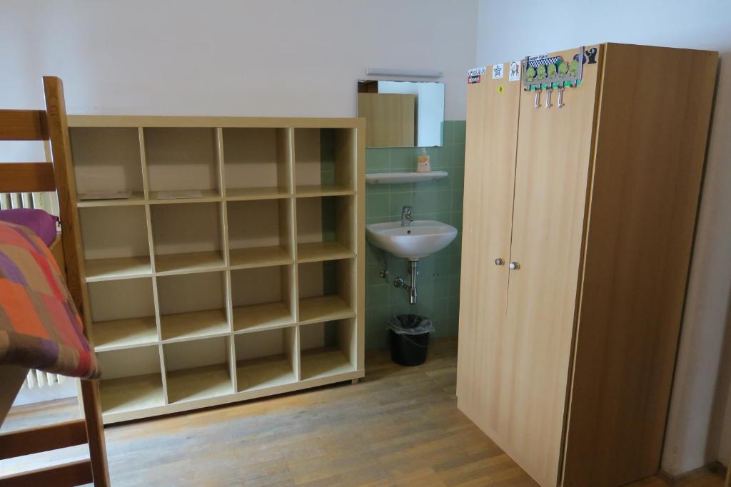 SnowBunnys BackPackers Hostel Room Type - Bed in 4-Bed Mixed Dormitory Room