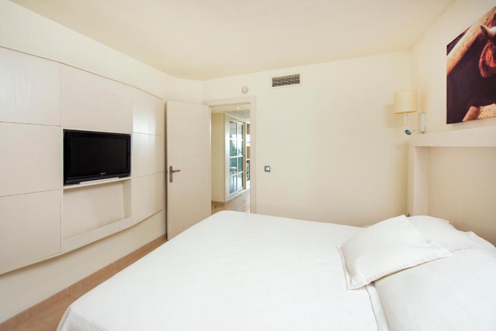 Iberostar Waves Club Cala Barca - All inclusive - Tap to explore photos