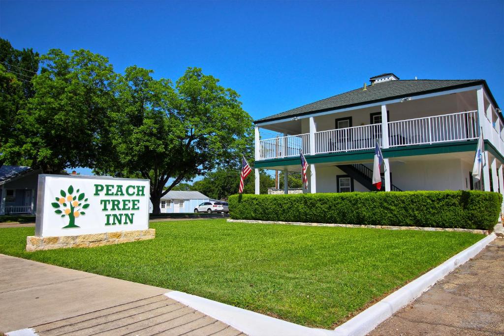 Peach Tree Inn & Suites photo 2