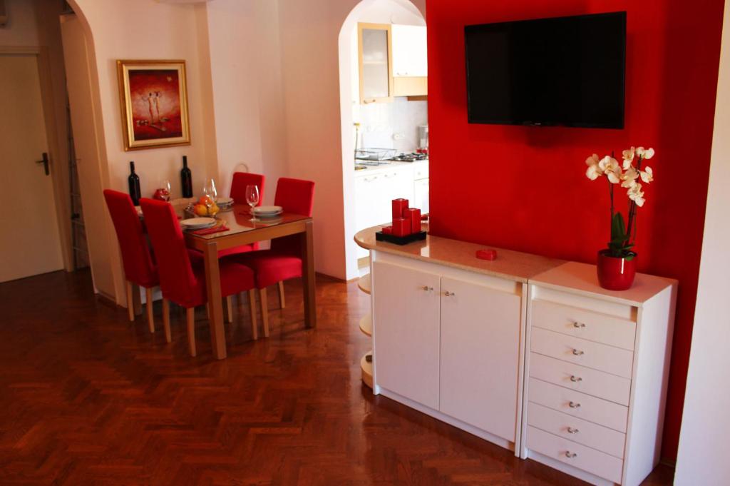 Sunny Corner in City Center with FREE Parking photo 4