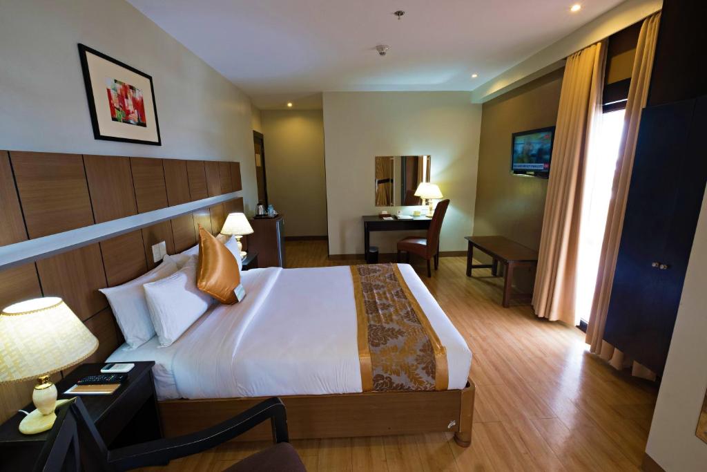 The Pinnacle Hotel and Suites photo 2